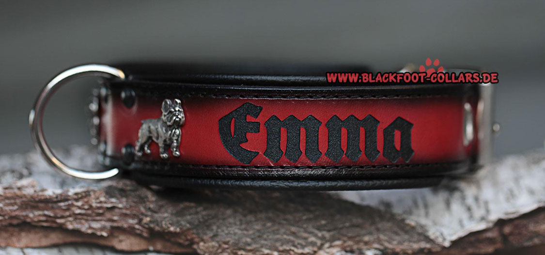 Rotes Lederhalsband mit schwarzer Randfärbung und schwarzer Polsterung.